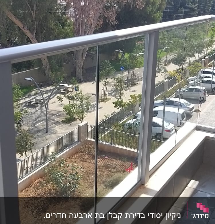 מרפסת עם רצפה רטובה ומעקה זכוכית נקי